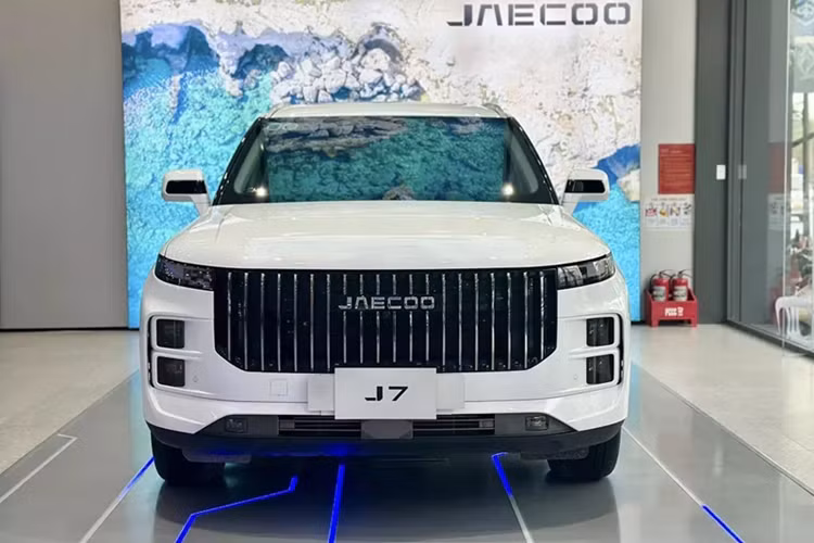 Chẳng bao lâu sau đó, những chiếc Jaecoo J7 cũng đã xuất hiện tại đại lý Việt Nam. Nhờ đó, chúng ta có thể ngắm nhìn hình ảnh "bằng xương, bằng thịt" của mẫu xe này. Như thông tin đã đưa, mẫu xe SUV Jaecoo J7 được định vị trong phân khúc SUV cỡ B, tương tự người anh em Omoda C5 hiện đang bán tại Việt Nam.