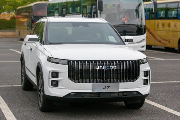 Đặc biệt, mẫu xe này còn có chip SnapDragon 8155 với khả năng xử lý tối đa 8 nghìn tỷ phép tính mỗi giây. Trang bị này cho phép xe khởi động chỉ trong 2 giây và phản hồi nhanh chóng các lệnh của người lái.