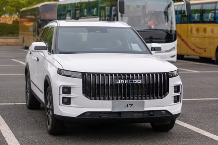 Đặc biệt, mẫu xe này còn có chip SnapDragon 8155 với khả năng xử lý tối đa 8 nghìn tỷ phép tính mỗi giây. Trang bị này cho phép xe khởi động chỉ trong 2 giây và phản hồi nhanh chóng các lệnh của người lái.