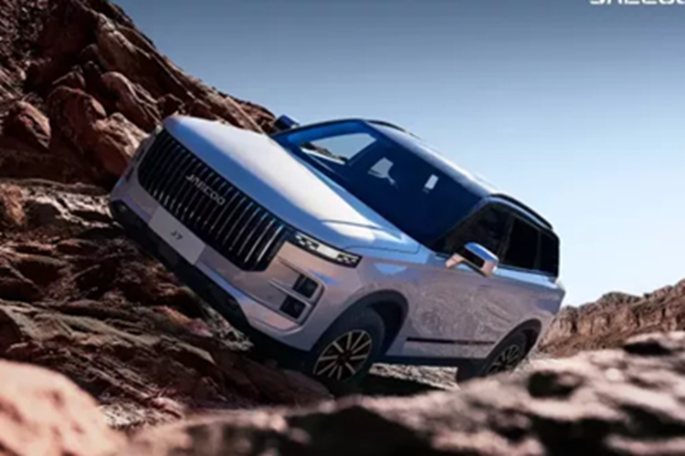 Những trang bị đáng chú ý của mẫu xe Trung Quốc này nằm ở bảng đồng hồ kỹ thuật số 10,25 inch và màn hình cảm ứng trung tâm 13,2 inch, hỗ trợ kết nối Apple CarPlay/Android Auto không dây. Thêm vào đó là cửa sổ trời, ghế sưởi/thông gió, điều hòa tự động, các cửa sổ điều chỉnh điện và hệ thống âm thanh SONY 8 loa.