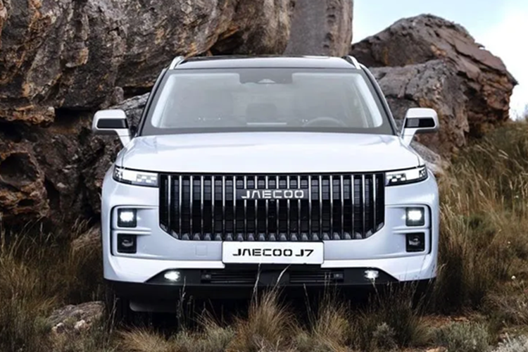 "Trái tim" của mẫu SUV cỡ B này là động cơ xăng 4 xi-lanh, tăng áp, dung tích 1.6L, tạo ra công suất lên đến 183 mã lực và mô-men xoắn cực đại 275 Nm. Động cơ kết hợp với hộp số tự động ly hợp kép DCT 7 cấp. Xe có 3 chế độ lái Eco, Normal và Sport, cho phép dễ dàng điều chỉnh để phù hợp với nhu cầu và phong cách của người lái.