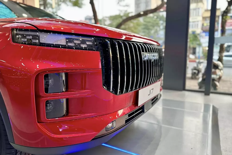 Tuy nhiên, so với Omoda C5 và các mẫu SUV cỡ B điển hình khác, Jaecoo J7 có kích thước lớn hơn với chiều dài 4.538 mm và chiều dài cơ sở 2.672 mm. Với kích thước này, Jaecoo J7 là đối thủ cạnh tranh trực tiếp của Toyota Corolla Cross và Subaru Crosstrek.