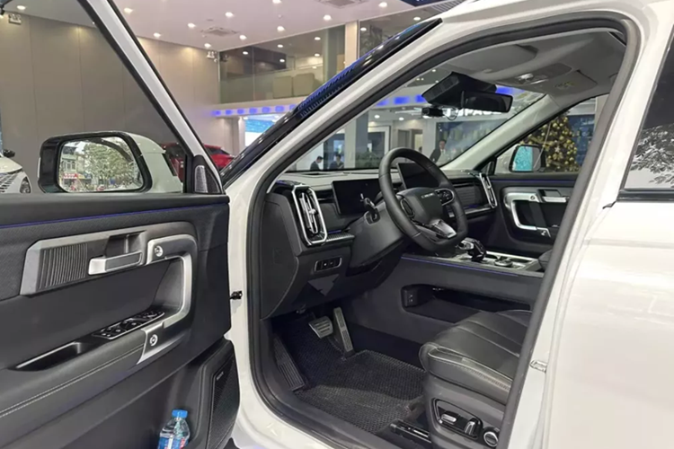 Cụ thể hơn, Jaecoo J7 được trang bị lưới tản nhiệt lớn hình thang cỡ lớn với những nan mạ crôm nằm dọc sáng bóng. Bên cạnh đó là cụm đèn trước hai tầng với đèn pha LED sắc nét nằm bên dưới, kết hợp cùng dải đèn LED ban ngày phía trên.