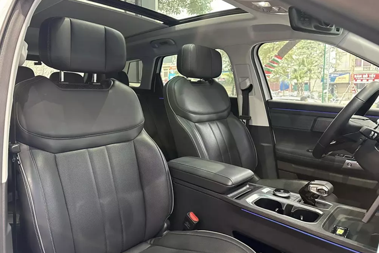 Ngoài ra, xe còn có những đường gân chạy dọc thân xe, hệ thống đèn hậu sử dụng công nghệ "fast lighting speed" giúp tăng khả năng nhận diện và mâm kích thước lớn có thiết kế đa chấu thể thao.