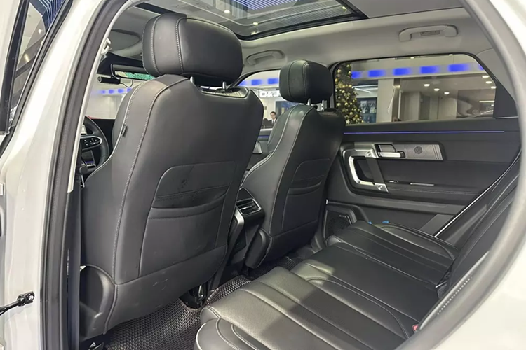 Bước vào bên trong xe, người lái sẽ bắt gặp không gian nội thất 2 hàng ghế với 5 chỗ ngồi khá rộng rãi nhờ chiều dài cơ sở lớn. Để tạo cảm giác cao cấp, nhà sản xuất đã trang bị chất liệu da kết hợp với nhựa mềm và kim loại mạ crôm cho nội thất.