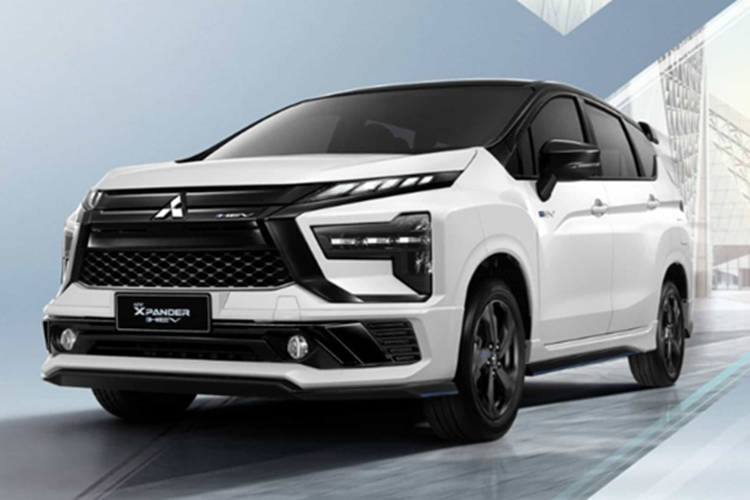 Trong khi đó, mẫu xe MPV Mitsubishi Xpander Cross HEV Play lại có lưới tản nhiệt được sơn cùng màu thân xe, giao diện khá giống mẫu Triton thế hệ thứ ba. Cả hai phiên bản đặc biệt này đều đi kèm mui xe, gương chiếu hậu, bộ mâm 17 inch sơn đen và cụm đèn hậu màu khói độc đáo.