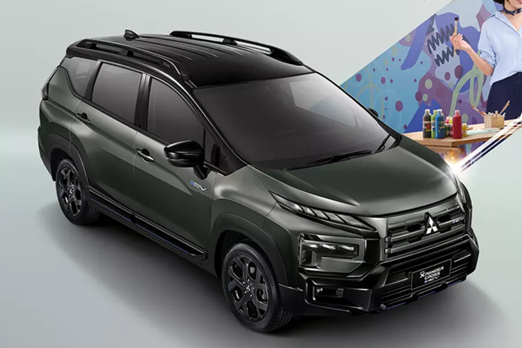 Ngoài thay đổi ở ngoại thất, nội thất và hệ truyền động của 2 dòng xe Mitsubishi vẫn giữ nguyên. Cung cấp sức mạnh cho xe vẫn là hệ truyền động hybrid với sự kết hợp của động cơ 1.6L với mô-tơ điện và pin lithium-ion 1,1 kWh.