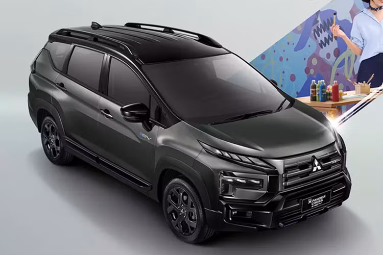 Ngoài thay đổi ở ngoại thất, nội thất và hệ truyền động của 2 dòng xe Mitsubishi vẫn giữ nguyên. Cung cấp sức mạnh cho xe vẫn là hệ truyền động hybrid với sự kết hợp của động cơ 1.6L với mô-tơ điện và pin lithium-ion 1,1 kWh.