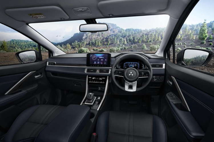 Xe có mức tiêu thụ nhiên liệu trung bình là 5,21 lít/100 km. Khả năng tăng tốc từ 0 lên 100 km/h trong 9,7 giây. Tại thị trường Thái Lan, giá xe Mitsubishi Xpander HEV Play và Xpander Cross HEV Play có mức bán ra là 981.000 baht (tương đương khoảng 738 triệu đồng).