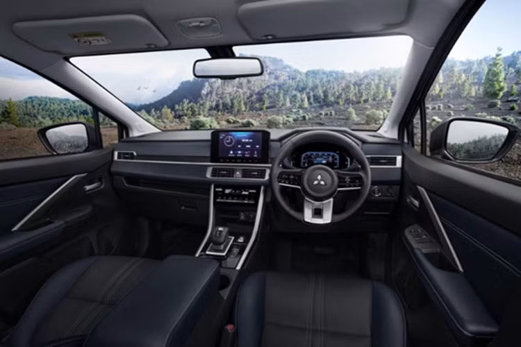 Xe có mức tiêu thụ nhiên liệu trung bình là 5,21 lít/100 km. Khả năng tăng tốc từ 0 lên 100 km/h trong 9,7 giây. Tại thị trường Thái Lan, giá xe Mitsubishi Xpander HEV Play và Xpander Cross HEV Play có mức bán ra là 981.000 baht (tương đương khoảng 738 triệu đồng).