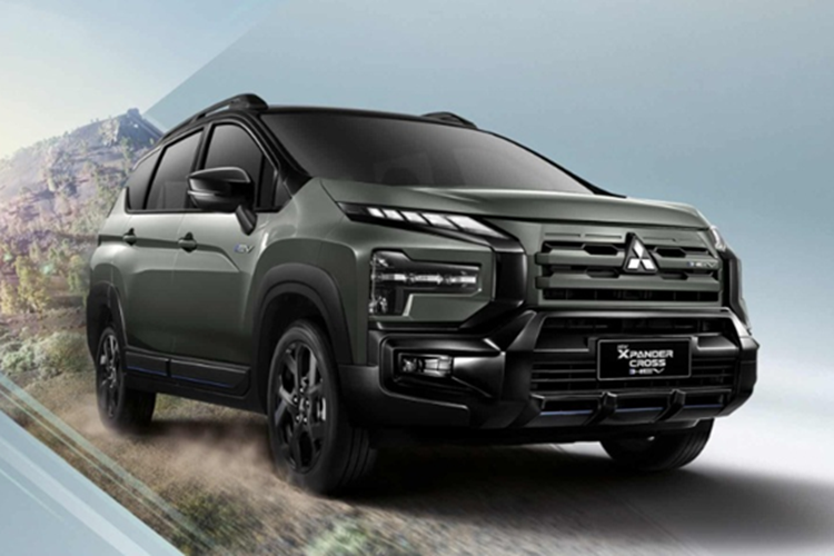 Xpander HEV Play có hai màu sơn ngoại thất là White Diamond (Trắng kim cương) và Graphite Grey (Xám than chì). Xpander Cross HEV Play có thêm lựa chọn màu Green Bronze (Xanh đồng).