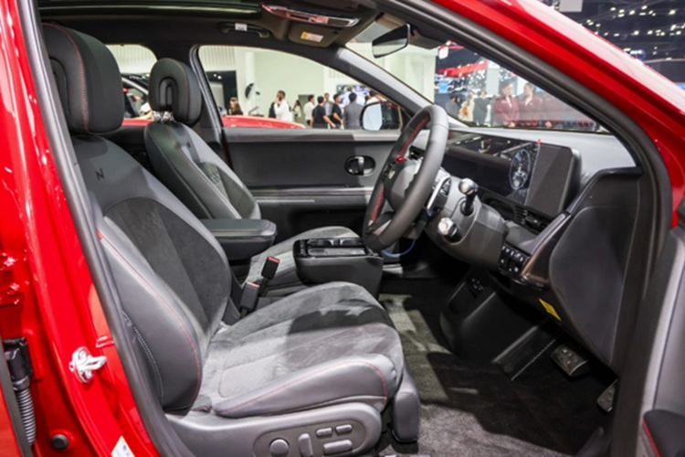 Hyundai Ioniq 5 N Line bản nâng cấp giữa vòng đời tại thị trường Thái Lan được trang bị một mô-tơ điện đặt ở cầu sau, kết hợp với bộ pin 84 kWh mới, cho phạm vi di chuyển lên tới 530 km theo chuẩn WLTP.