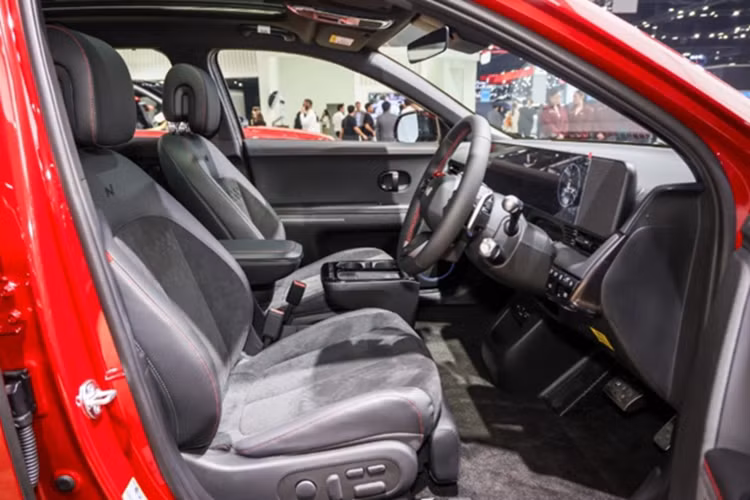 Hyundai Ioniq 5 N Line bản nâng cấp giữa vòng đời tại thị trường Thái Lan được trang bị một mô-tơ điện đặt ở cầu sau, kết hợp với bộ pin 84 kWh mới, cho phạm vi di chuyển lên tới 530 km theo chuẩn WLTP.