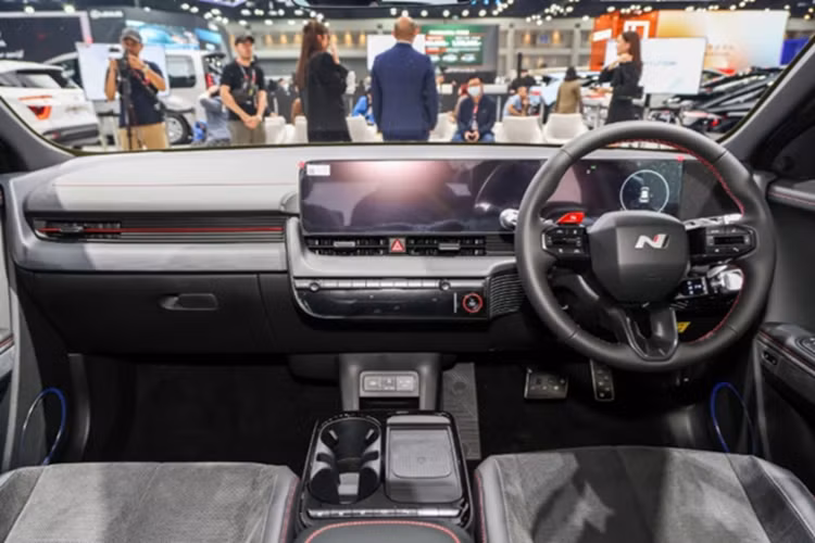 Khoang lái còn có đường chỉ khâu đỏ nổi bật tạo điểm nhấn cá tính, mang đến phong cách thể thao đặc trưng của dòng N, nhưng vẫn giữ được sự thoải mái và tiện dụng cho việc sử dụng hàng ngày.