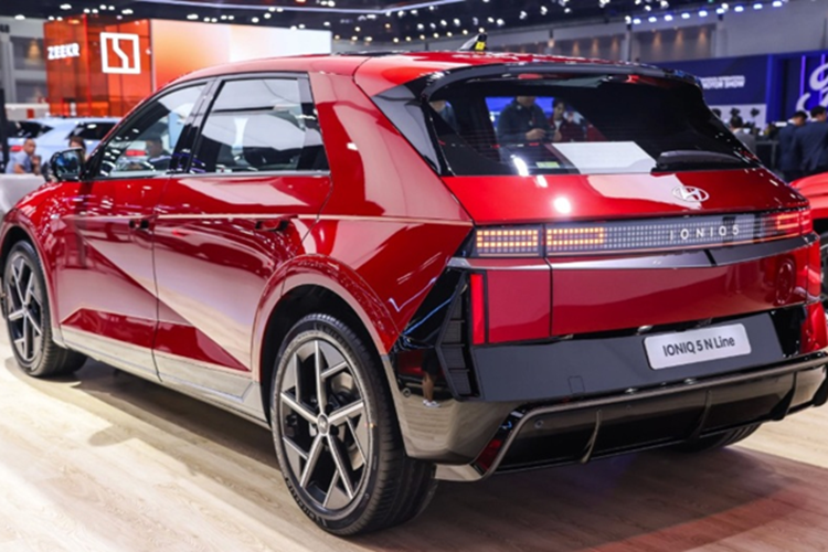 Xe được trang bị 8 túi khí cùng gói hỗ trợ lái xe nâng cao ADAS, mang đến trải nghiệm lái an toàn hơn. Mức giá xe Hyundai Ioniq 5 N Line 2025 bản nâng cấp giữa vòng đời tại Thái Lan có giá khởi điểm là 1,99 triệu baht (tương đương 1,5 tỷ đồng).