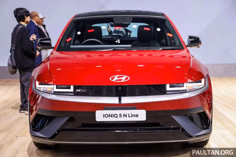 Mẫu xe SUV điện Hyundai Ioniq 5 N Line 2025 cũng có ốp hông mới cùng bộ mâm hợp kim 20 inch N Line đầy cá tính. Bên trong khoang cabin của Ioniq 5 N Line được trang bị vô lăng, bảng táp-lô phong cách N Line, bàn đạp kim loại, trần xe màu đen và ghế thể thao thêu logo N.