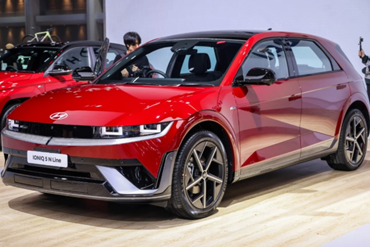 Tuy nhiên, bản được trưng bày tại triển lãm là phiên bản N Line mới (không phải bản hiệu năng cao N hoàn chỉnh). Hyundai Ioniq 5 N Line 2025 mới là bản nâng cấp giữa vòng đời sở hữu diện mạo hầm hố với cản trước và cản sau được thiết kế thể thao. 