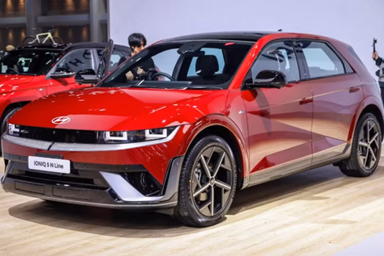 Tuy nhiên, bản được trưng bày tại triển lãm là phiên bản N Line mới (không phải bản hiệu năng cao N hoàn chỉnh). Hyundai Ioniq 5 N Line 2025 mới là bản nâng cấp giữa vòng đời sở hữu diện mạo hầm hố với cản trước và cản sau được thiết kế thể thao. 