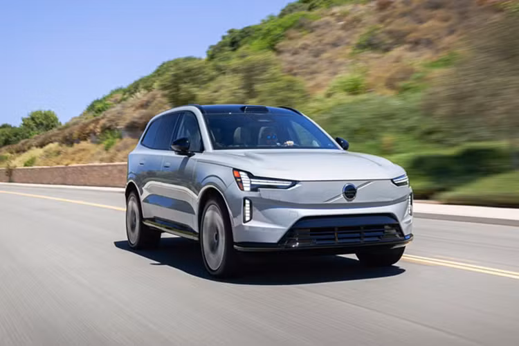 Volvo xác nhận EX60 sẽ được hãng ra mắt vào năm 2026. Ông Jim Rowan cho biết Volvo đã đạt được bước phát triển lớn với mẫu SUV điện này, đồng thời mô tả EX60 như một bước ngoặt. Theo Carscoops, Volvo từng tiết lộ Volvo EX60 chạy điện sẽ sử dụng kiến trúc SPA3 mới, thay vì nền tảng SPA2 như hiện tại.