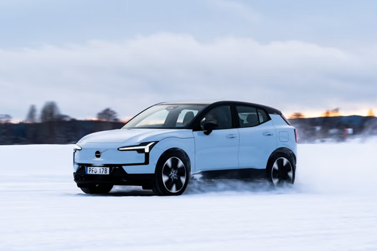 Ông Jim Rowan - Chủ tịch kiêm CEO Volvo Cars - cho biết Volvo EX30 Cross Country 2025 mới sẽ là cái tên đầu tiên trong danh sách này, dự kiến trình làng trong tháng 2. Tiếp đến, sedan cỡ lớn Volvo ES90 sẽ chào sân