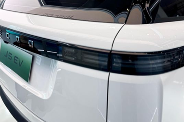 xét theo chuẩn WLTP thực tế hơn, phạm vi hoạt động của J5 EV có thể đạt khoảng 400 km, trong khi J6 dẫn động cầu sau chỉ đạt 371 km. Jaecoo J5 EV được dự đoán dùng pin lithium-sắt-photphat (LFP) có tên Blade của hãng BYD. Hiện thời điểm bán ra và giá xe Jaecoo J5 EV 2025 tại thị trường Thái Lan chưa được công bố.