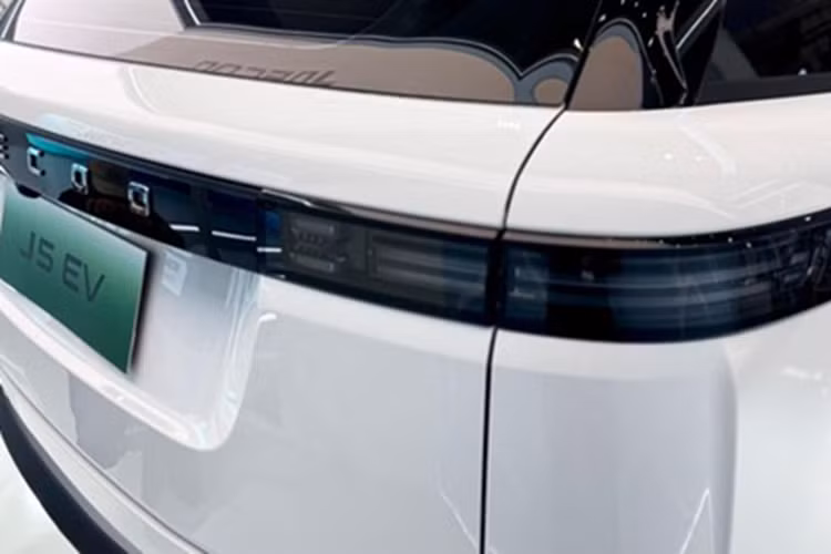 xét theo chuẩn WLTP thực tế hơn, phạm vi hoạt động của J5 EV có thể đạt khoảng 400 km, trong khi J6 dẫn động cầu sau chỉ đạt 371 km. Jaecoo J5 EV được dự đoán dùng pin lithium-sắt-photphat (LFP) có tên Blade của hãng BYD. Hiện thời điểm bán ra và giá xe Jaecoo J5 EV 2025 tại thị trường Thái Lan chưa được công bố.