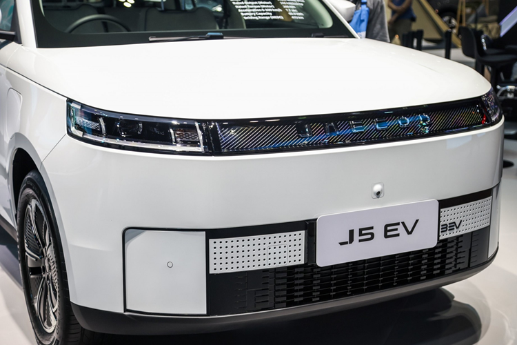 Ngoài ra, J5 EV còn được thiết kế phù hợp với các hoạt động ngoài trời với khả năng kéo lên tới 1.250 kg, giá nóc có trọng tải 75 kg, cổng sạc, móc treo hành lý trong cốp và đèn cắm trại đa năng. Cửa sổ trời toàn cảnh có diện tích 1,45 m² của xe được khẳng định là lớn nhất trong phân khúc.