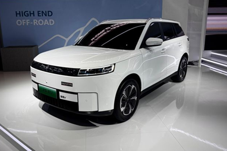 Dù là mẫu xe nhỏ hơn và có dung lượng pin thấp hơn J6, chỉ dừng ở mức 60,9 kWh, nhưng Jaecoo J5 EV lại sở hữu phạm vi hoạt động 470 km theo chuẩn NEDC, vượt xa con số 426 km của đàn anh.