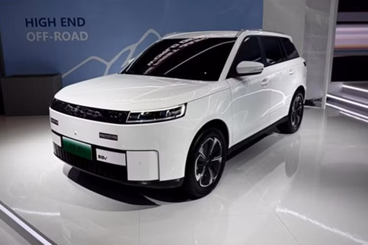 Dù là mẫu xe nhỏ hơn và có dung lượng pin thấp hơn J6, chỉ dừng ở mức 60,9 kWh, nhưng Jaecoo J5 EV lại sở hữu phạm vi hoạt động 470 km theo chuẩn NEDC, vượt xa con số 426 km của đàn anh.