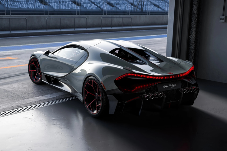 Với sự kết hợp của 3 động cơ điện phụ trợ, hệ dẫn động 4 bánh và hộp số ly hợp kép 8 cấp, Bugatti Tourbillon đạt tổng công suất 1.800 mã lực. Khả năng tăng tốc từ 0-100 km/h trong 2 giây và tốc độ tối đa 380 km/h. Nếu như kích hoạt Speed Key, tốc độ tối đa lên đến 445 km/h.