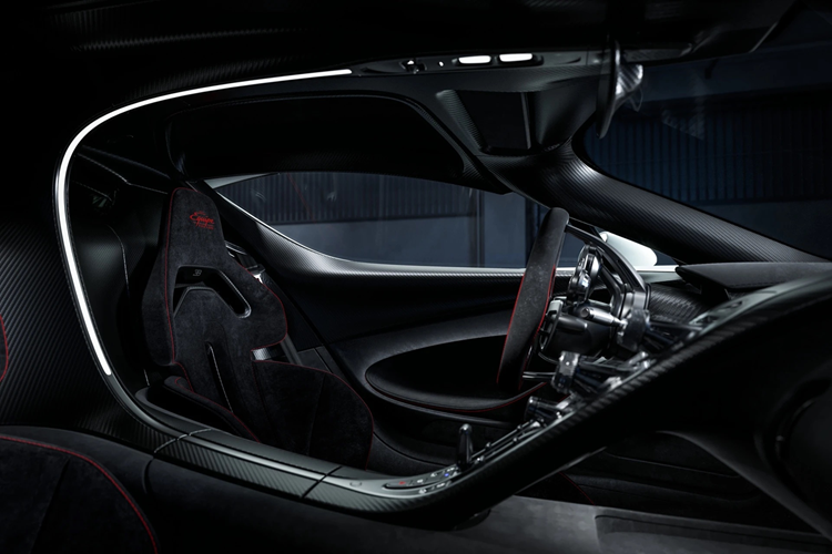 Phần logo "Equipe Pur Sang" được thêu trên tựa đầu. Gói nâng cấp Equipe Pur Sang không can thiệp vào sức mạnh của xe. Trái tim của Bugatti Tourbillon là động cơ V16 hút khí tự nhiên dung tích 8.3L hợp tác với Cosworth, sản sinh công suất 1.000 mã lực và mô-men xoắn 900 Nm.