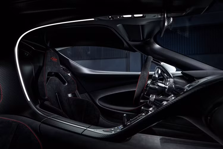 Phần logo "Equipe Pur Sang" được thêu trên tựa đầu. Gói nâng cấp Equipe Pur Sang không can thiệp vào sức mạnh của xe. Trái tim của Bugatti Tourbillon là động cơ V16 hút khí tự nhiên dung tích 8.3L hợp tác với Cosworth, sản sinh công suất 1.000 mã lực và mô-men xoắn 900 Nm.