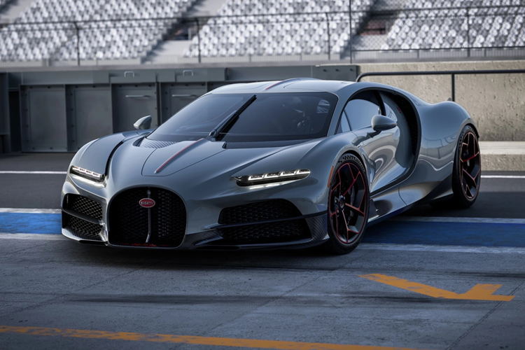 Gói nâng cấp Equipe Pur Sang, dành cho chiếc hypercar Bugatti Tourbillon đặc biệt với 23 tuỳ chọn màu sơn mới cùng bộ mâm được tinh chỉnh với thiết kế khác biệt giữa bên trái và bên phải, kích thước mâm trước là 20 inch và mâm sau là 21 inch.