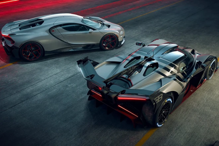 Các chi tiết ốp sợi carbon trên nắp động cơ liền mạch với hệ thống ống xả 8 họng độc đáo và bộ khuếch tán sau. Những cải tiến này nâng cao hiệu suất khí động học và gia tăng lực ép xuống mặt đất.