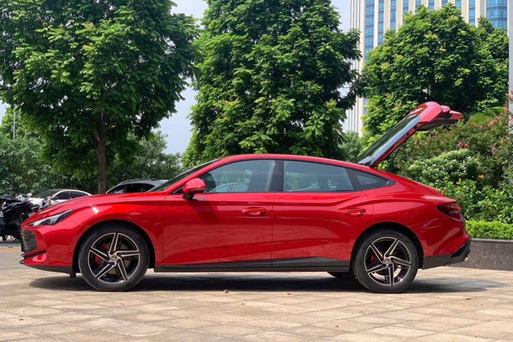 Về trang bị an toàn, MG7 sở hữu hàng loạt các tính năng hỗ trợ lái như: camera 360 độ, hệ thống kiểm soát hành trình thích ứng, hỗ trợ chuyển làn đường, hỗ trợ lái thông minh Navigation Guided Pilot, đỗ xe tự động và đỗ xe điều khiển từ xa.