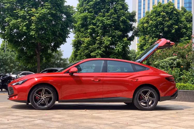 Về trang bị an toàn, MG7 sở hữu hàng loạt các tính năng hỗ trợ lái như: camera 360 độ, hệ thống kiểm soát hành trình thích ứng, hỗ trợ chuyển làn đường, hỗ trợ lái thông minh Navigation Guided Pilot, đỗ xe tự động và đỗ xe điều khiển từ xa.