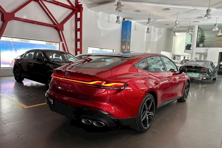 Về động cơ, MG7 bản tiêu chuẩn sử dụng động cơ 1.5L tăng áp có công suất 167 mã lực, mô-men xoắn 275 Nm, kết hợp hộp số 7 cấp ly hợp kép ZF. Hai bản cao cấp sẽ dùng máy 2.0L tăng áp có công suất 227 mã lực, mô-men xoắn 380 Nm, kết hợp số 8 cấp ZF.