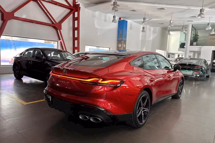 Về động cơ, MG7 bản tiêu chuẩn sử dụng động cơ 1.5L tăng áp có công suất 167 mã lực, mô-men xoắn 275 Nm, kết hợp hộp số 7 cấp ly hợp kép ZF. Hai bản cao cấp sẽ dùng máy 2.0L tăng áp có công suất 227 mã lực, mô-men xoắn 380 Nm, kết hợp số 8 cấp ZF.