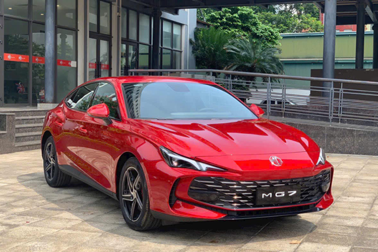 Mẫu sedan cỡ D này còn được trang bị vòm kính đóng mở Topload, hệ thống buồng lái thông minh Zebra Luoshen 8155, cửa sổ trời toàn cảnh và hệ thống âm thanh 14 loa…