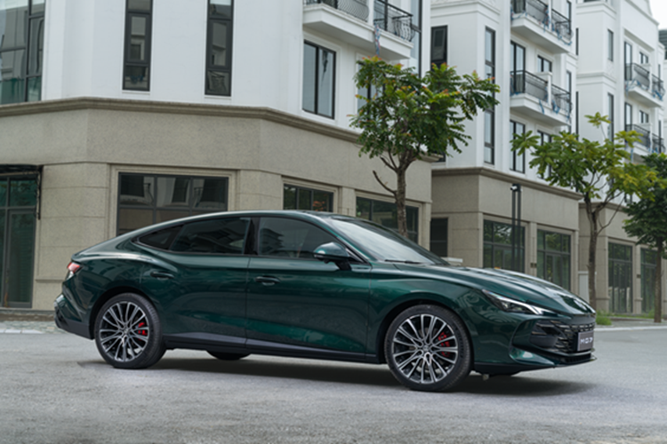 Theo đó, giá bán sau giảm của MG7 sẽ còn lần lựợt là 708 triệu đồng, 868 triệu đồng và 978 triệu đồng. MG7 được định vị trong phân khúc sedan hạng D với kích thước dài x rộng x cao lần lượt là 4.884 x 1.889 x 1.447 mm và chiều dài cơ sở 2.778 mm. Tại Việt Nam, xe cạnh tranh với Toyota Camry, Kia K5, Honda Accord và Mazda6.