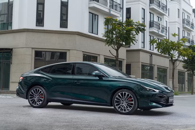 Theo đó, giá bán sau giảm của MG7 sẽ còn lần lựợt là 708 triệu đồng, 868 triệu đồng và 978 triệu đồng. MG7 được định vị trong phân khúc sedan hạng D với kích thước dài x rộng x cao lần lượt là 4.884 x 1.889 x 1.447 mm và chiều dài cơ sở 2.778 mm. Tại Việt Nam, xe cạnh tranh với Toyota Camry, Kia K5, Honda Accord và Mazda6.