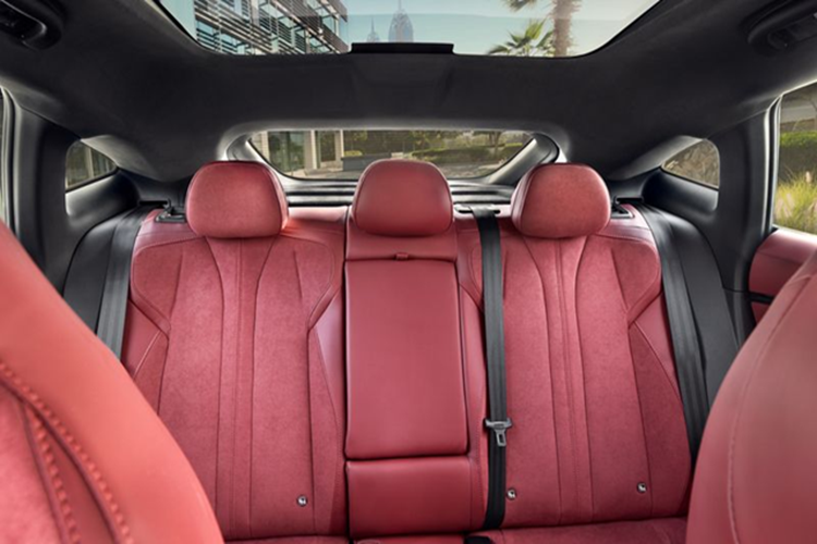 Không gian khoang cabin của xe trông rất hiện đại, sang trọng không thua gì những mẫu xe sang Đức với bảng đồng hồ LCD toàn phần 10,25 inch, màn hình điều khiển trung tâm 12,3 inch nổi bật trên taplo và màn hình HUD.