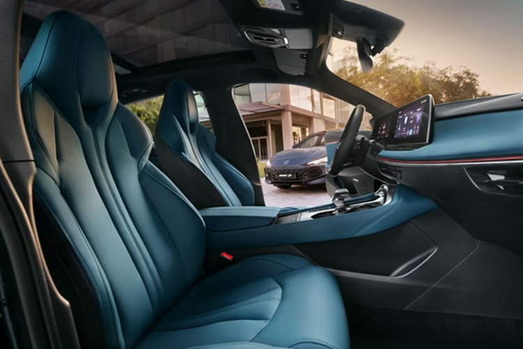 Tùy cấu hình mà xe sẽ được trang bị bộ mâm loại 18 inch hoặc 19 inch, kèm lốp 225/50 hoặc 245/40. Phía đuôi xe gây ấn tượng với cụm đèn hậu LED nối liền, cánh gió đuôi nhỏ tích hợp vào nắp cốp sau và 4 ống xả hình bầu dục chia đều sang 2 bên.