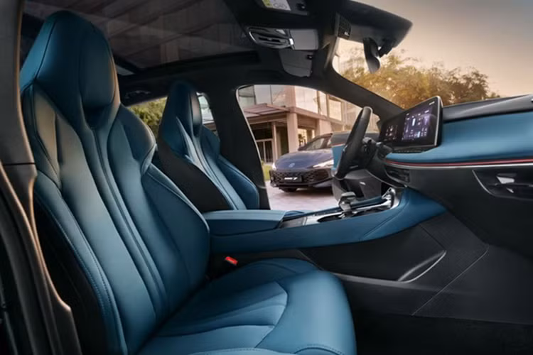 Tùy cấu hình mà xe sẽ được trang bị bộ mâm loại 18 inch hoặc 19 inch, kèm lốp 225/50 hoặc 245/40. Phía đuôi xe gây ấn tượng với cụm đèn hậu LED nối liền, cánh gió đuôi nhỏ tích hợp vào nắp cốp sau và 4 ống xả hình bầu dục chia đều sang 2 bên.