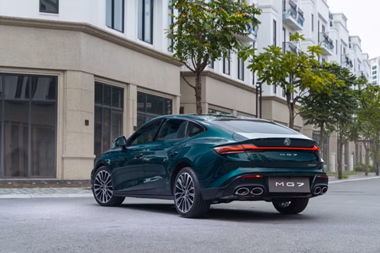 MG7 sở hữu thiết kế thể thao, khỏe khoắn nhưng cũng không kém phần hiện đại. Đầu xe gây ấn tượng với cụm đèn pha kiểu tam giác sắc cạnh được trang bị dải đèn LED đôi phía bên trong, đi kèm hốc thông gió hai bên yếm trước giúp tăng thêm phần thể thao.