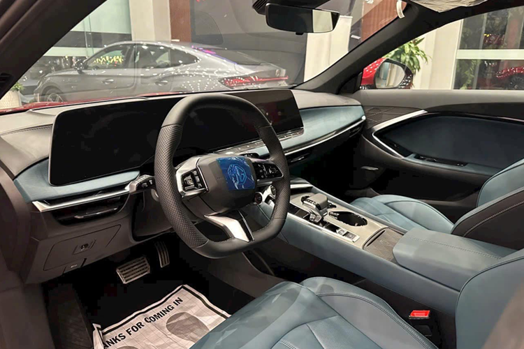 Phiên bản MG7 cao cấp nhất sẽ có thêm logo màu đen trên sườn xe, cánh gió đuôi chủ động và màu sơn ngoại thất xanh lá British Green độc quyền. Về nội thất, MG7 sở hữu cấu hình 5 chỗ ngồi.