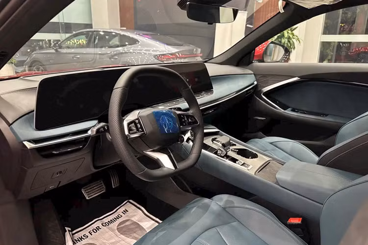 Phiên bản MG7 cao cấp nhất sẽ có thêm logo màu đen trên sườn xe, cánh gió đuôi chủ động và màu sơn ngoại thất xanh lá British Green độc quyền. Về nội thất, MG7 sở hữu cấu hình 5 chỗ ngồi.