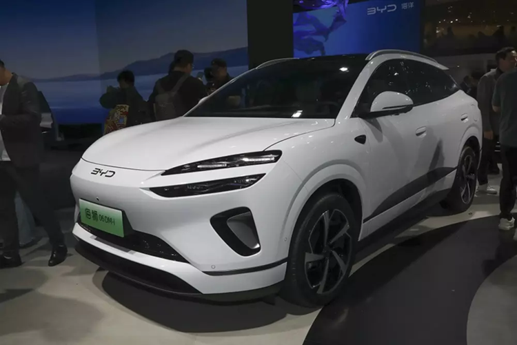 Trong một “biển” các mẫu xe được ra mắt tại Triển lãm Ô tô Thượng Hải 2025 diễn ra vào tuần trước, một vài mẫu xe nổi bật có thể dễ dàng bị bỏ lỡ bởi tốc độ giới thiệu nhanh như chớp. Tuy nhiên, khi cơn lốc tin tức lắng xuống, một vài cái tên thú vị bắt đầu nổi lên, trong đó có mẫu xe mới mang tên BYD Sealion 06 2025 mới.