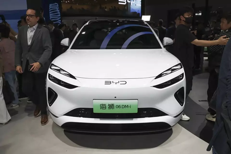 Có thể thấy rõ điều này qua khu vực đầu xe với cụm đèn pha LED chia đôi và không có lưới tản nhiệt. Mẫu xe này trông rất giống với Genesis GV60 phiên bản nâng cấp. Tuy nhiên, BYD Sealion 06 không đi theo lối thiết kế SUV lai Coupe bóng bẩy như mẫu xe nhà Genesis. Thay vào đó, xe được thiết kế theo phong cách SUV truyền thống, tạo cảm giác bệ vệ hơn và cũng thực dụng hơn.