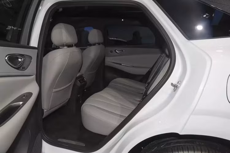 So với BYD Sealion 6 tại Việt Nam, xe dài hơn 35 mm, rộng hơn 30 mm, cao hơn 5 mm và chiều dài cơ sở nhỉnh hơn 55 mm. Đồng thời, so với các đối thủ như Tesla Model Y hay Genesis GV60, BYD Sealion 06 có kích thước tổng thể lớn hơn cùng dáng vóc phù hợp với nhu cầu sử dụng của các gia đình hơn.